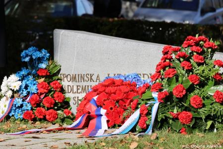 Ob 1. novembru smo se s polaganjem cvetja k osrednjim kamniškim spomenikom poklonili žrtvam vojn (40)